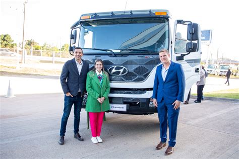 Hyundai presentó en Uruguay el nuevo Pavise un camión cargado de