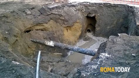 Via Della Stazione Di Cesano Voragine Profonda Tre Metri