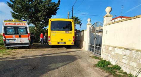 Scuolabus In Retromarcia Travolge E Uccide Una Donna Sotto Gli Occhi