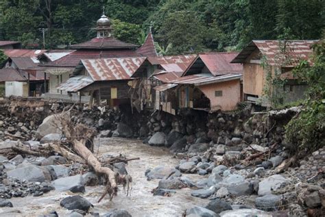 Indon Sie Au Moins Morts Et Disparus Dans Des Inondations Et