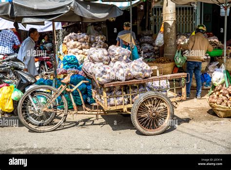 Vietnam C N Th Can Tho Street Sales And Traders In The Streets Of