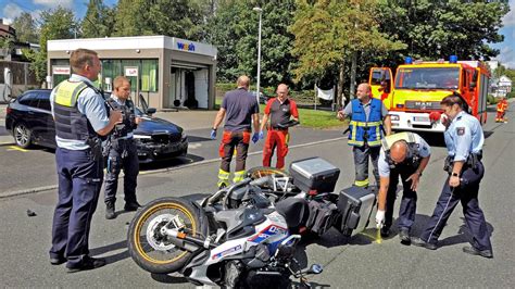 Krombach Pkw Fahrer Bersieht Motorrad Kollision Bringt Maschine Zu Fall