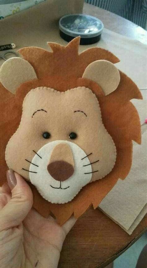 Aprende Cómo Coser Un Muñeco De León En Fieltro Paso A in 2022 Felt