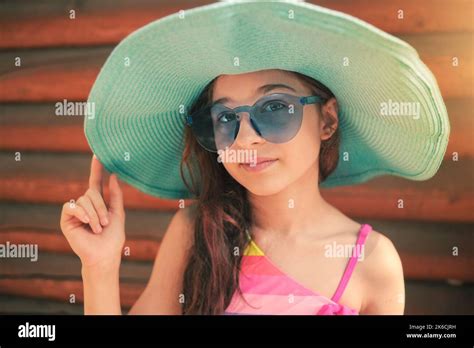 Fille Adolescente En Maillot De Bain Banque De Photographies Et D