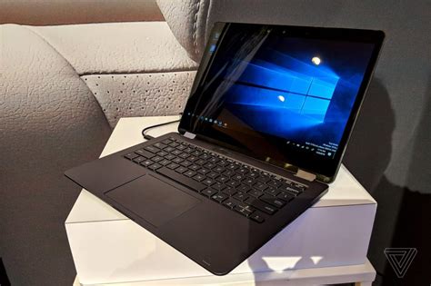 Ноутбук ASUS Primus на SoC Snapdragon 8cx с ОС Windows 10 Pro позирует ...
