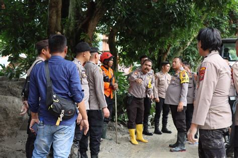 Polda Sumut Kerahkan Personel Bantu Evakuasi Korban Bencana Longsor Di