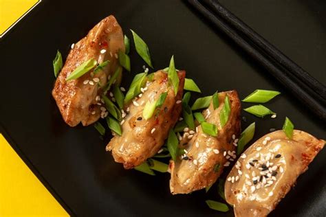 Albóndigas japonesas originales gyoza con pollo y verduras cocina