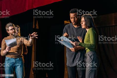 Sutradara Teater Aktor Multikultural Dan Aktris Berlatih Di Atas Panggung Foto Stok Unduh