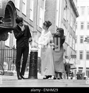 Mode 1960er Jahre zwei Modelle Modell mit Bikini Modell mit Badeanzug halbe Länge Studio