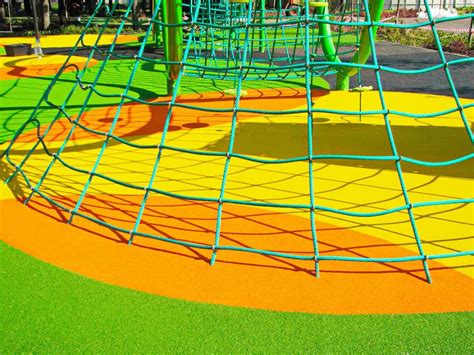 Безопасное покрытие для детских площадок в Мосукве.