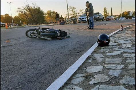 Una Pick Up Choc A Una Moto En Illia Y Belgrano El Motociclista Dio