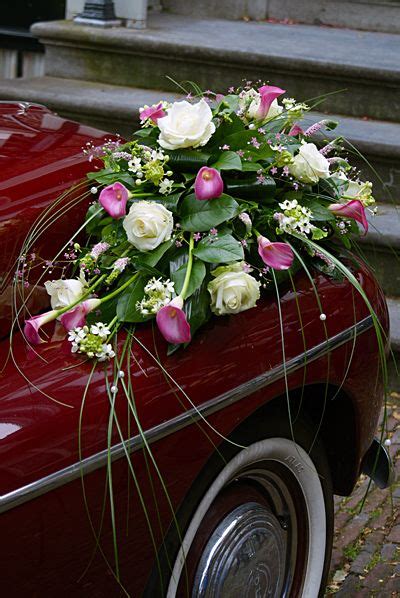 Een Auto Met Een Bloemstuk Erop Bloemstukken Auto Bruiloft Tuin