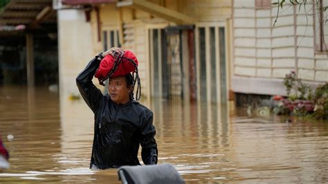 More Than 21 000 People Displaced By Floods In Malaysia The Irish Times