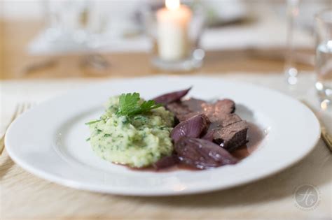 Hauptgang In Rotwein Pochiertes Rinderfilet Mit Sellerie Petersilien