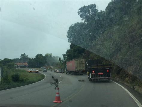 Caminhoneiro Morre Em Acidente Na Rota Do Sol Em Itati R Dio Solaris