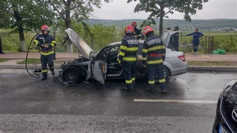 VIDEO O mașină a luat foc pe Bulevardul Ștefan cel Mare