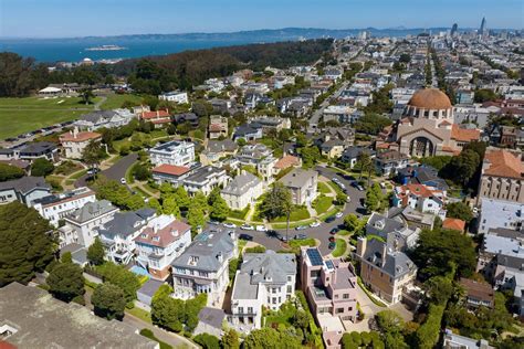 Why are so many mansions in this wealthy San Francisco enclave up for sale?