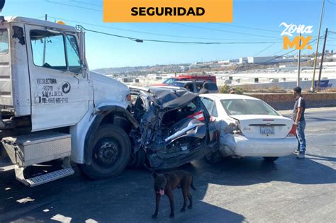 Camión se queda sin frenos y provoca choque de ocho vehículos en el