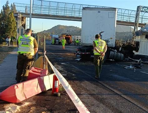 Conductor de camión muere al chocar con barreras de contención Ruta 5 Sur