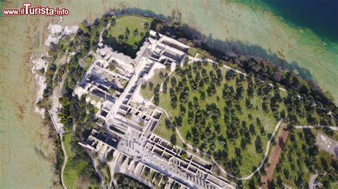 Una Splendida Veduta Aerea Delle Grotte Di Catullo Foto Sirmione