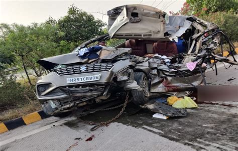 Car Rams Into Truck Parked On Yamuna Expressway Two Killed यमुना