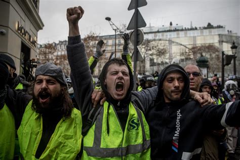 La Chiesa Francese Scarica Macron E Si Schiera Al Fianco Dei Gilet