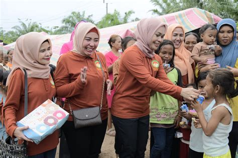 Senyum Ceria Anak Terdampak Banjir Dihibur Dan Diberikan Donat Oleh