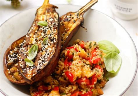 Gebackene Gewürz Auberginen mit Sesam und Quinoa Mango Salat Rezept