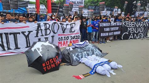 Selama Hari Tragedi Kanjuruhan Aremania Aksi Arak Keranda Di