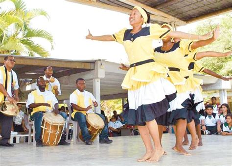 TRADICIONES GARIFUNAS Tocan un tipo música llamada punta y también la