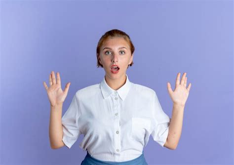 Jeune Fille Russe Blonde Surprise Se Tient Avec Les Mains Surélevées Isolé Sur Fond Violet Avec