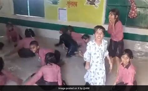 Video हीटवेव की वजह से स्कूल नहीं आ रहे थे बच्चे हेडमास्टर ने