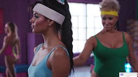 Redhead Fitness MILF Babe Doing A Naked Ab Workout XNXX