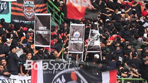 The Jakmania Bentangkan Spanduk Usut Tuntas Tragedi Kanjuruhan Saat