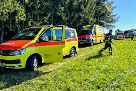 Fallschirmspringer landet in Baumkrone Feuerwehr rückt im Erzgebirge