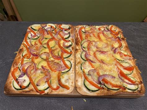 Flammkuchen met crème fraîche courgette paprika rode ui en kaas