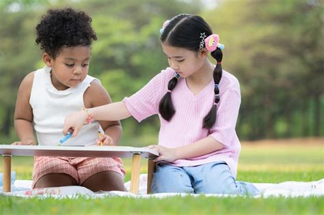 Familia feliz disfrutando de un picnic en el parque Los niños se