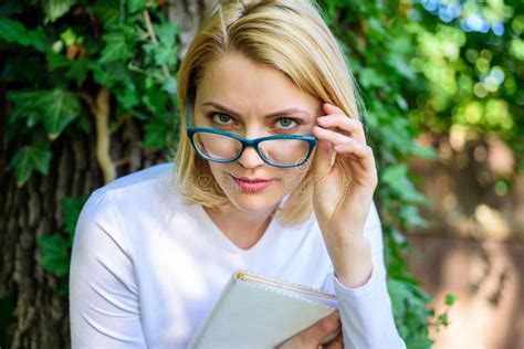La Fille D Sireuse Sur Le Livre Continuent La Lecture Coupure Blonde De Prise De Femme D Tendant