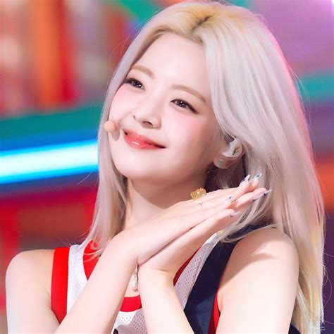 Pin On 𝐂𝐇𝐎𝐈 𝐉𝐈𝐒𝐔 𝐋𝐈𝐀 — Itzy Lia Blurred Aesthetic Girl Black