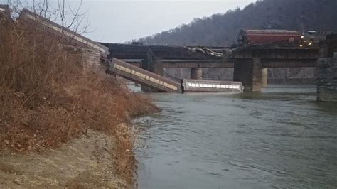 Train Derails Into Potomac River Near Harpers Ferry Nbc4 Washington