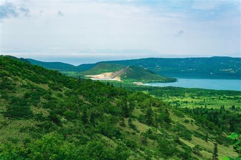 Paisaje de los lagos geotérmicos de la isla kunashir entre cúpulas de