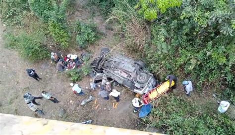 Veracruz Una Camioneta Que Transportaba Migrantes Cayó De Un Barranco