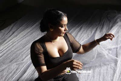 Mallu Hot Serial Actress Photos Swetha Menon Showing Hot Navel Cleavage Pics