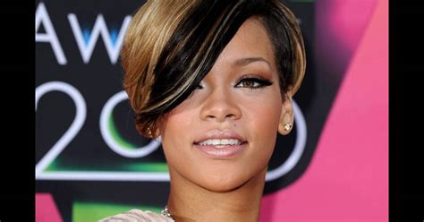 Rihanna En Blonde Et Brune Joue Sur Les Couleurs Pour Affirmer Son Look Purepeople