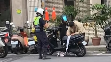 罰單簽不完！騎士遭警攔 開單「多到拖地」 Yahoo奇摩汽車機車