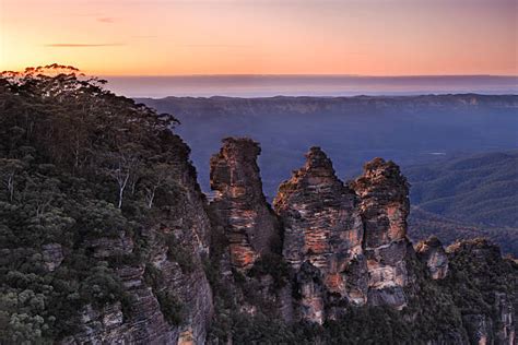 blue mountains   sisters sunrise stock  pictures