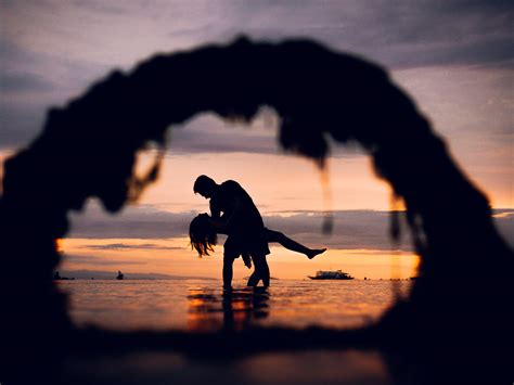 Summer Romantic 520 Couple Beach Sunset Hug 5K Preview | 10wallpaper.com