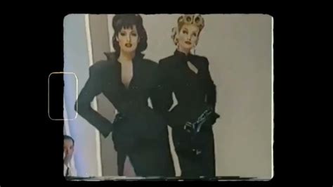 Karen Mulder And Yasmeen Ghauris Sassiest Moment On The Runway Youtube