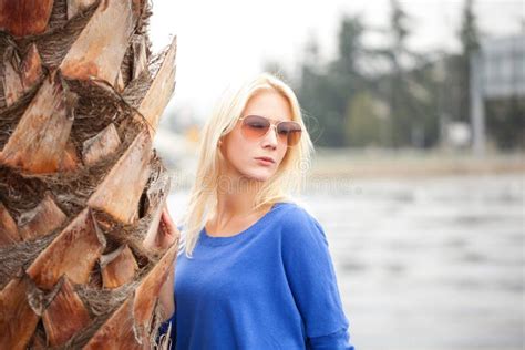 Belle Femme Blonde Avec Des Lunettes De Soleil Image Stock Image Du Fermer Adulte