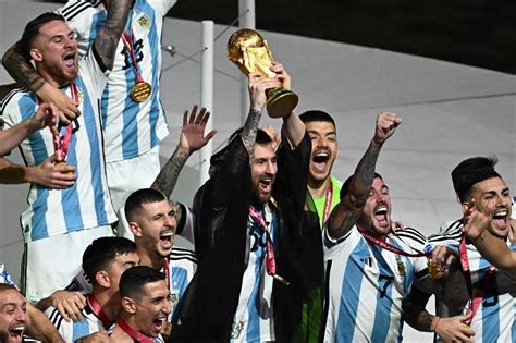 ميسي يرفع الكأس الذهبية الأرجنتين تحمل كأس العالم 2022 على منصات